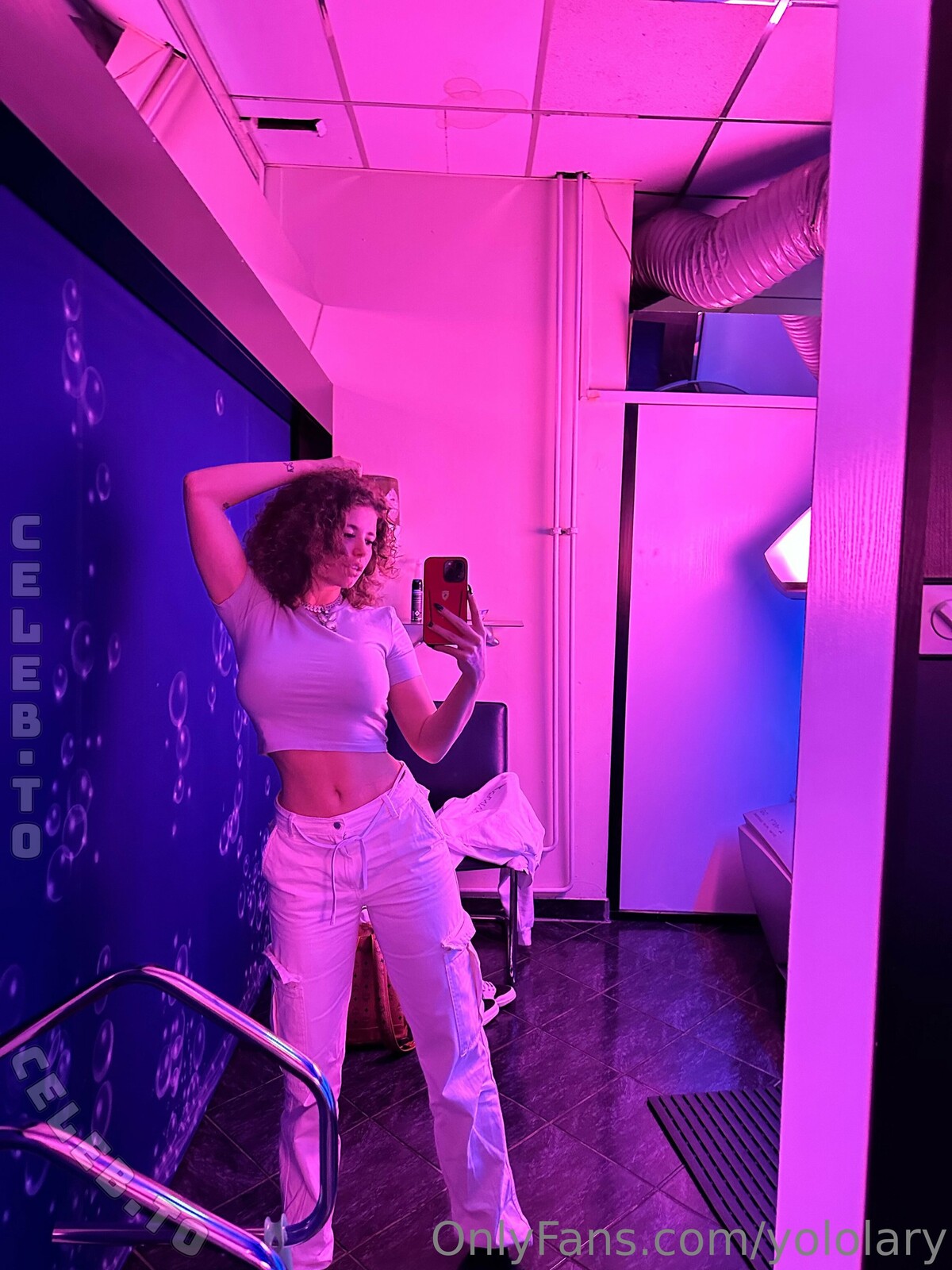 Yololary nude photo 2