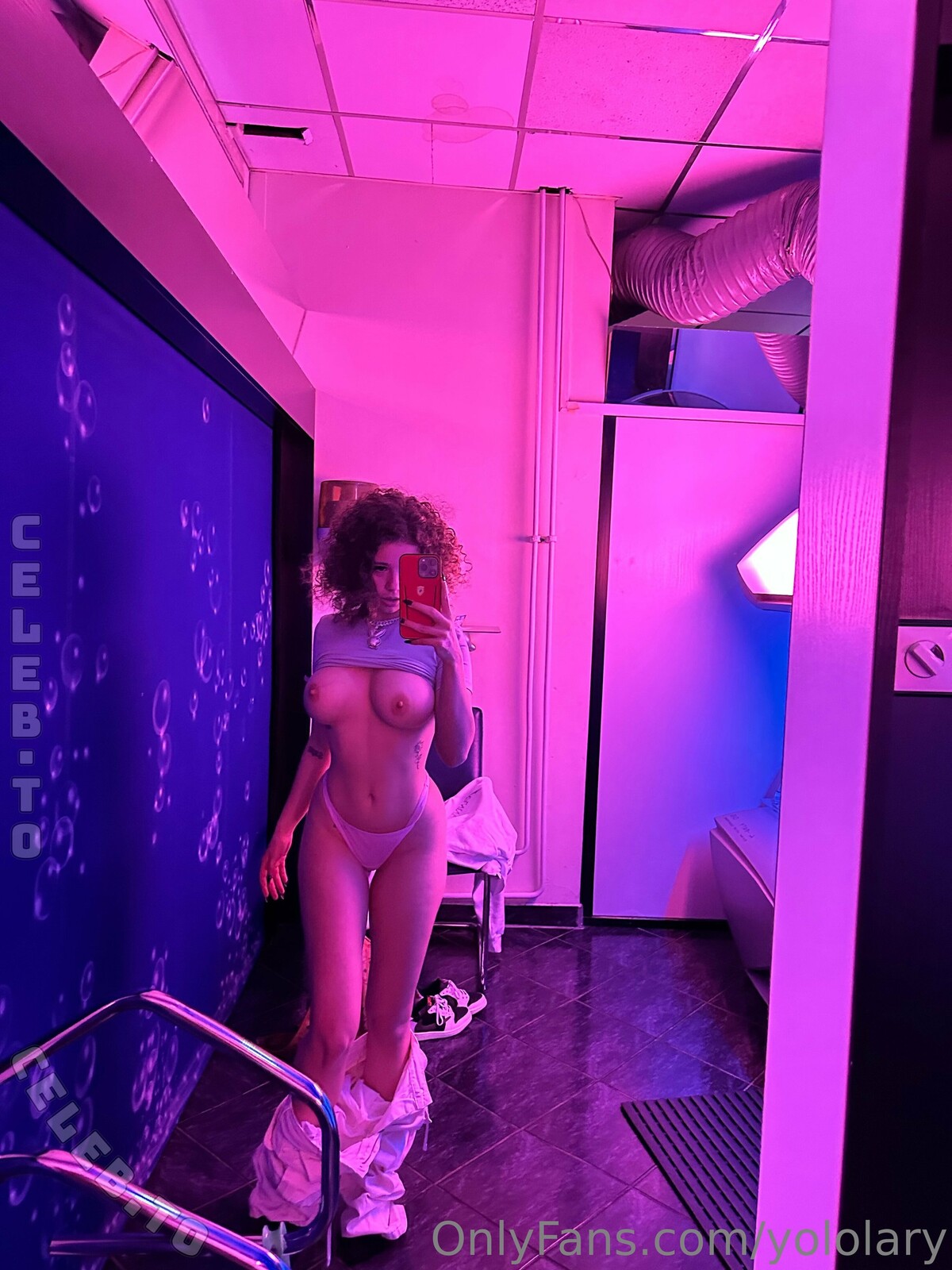 Yololary nude photo 4