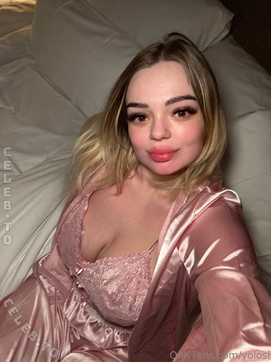 Yolosi nude photo 2