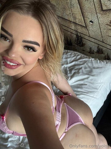 Yolosi nude photo 1