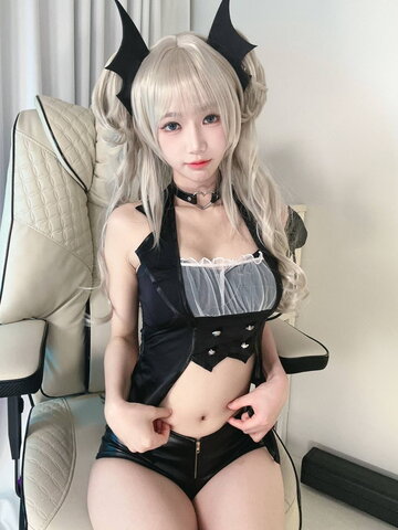 yomicoskr nude photo 3