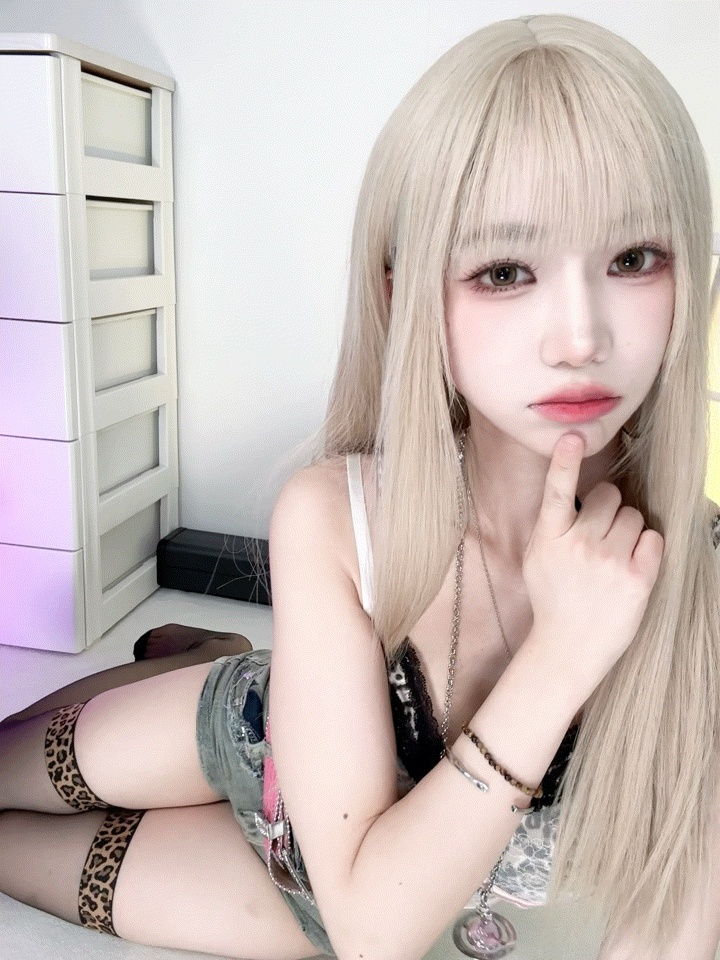 yomicoskr nude photo 10