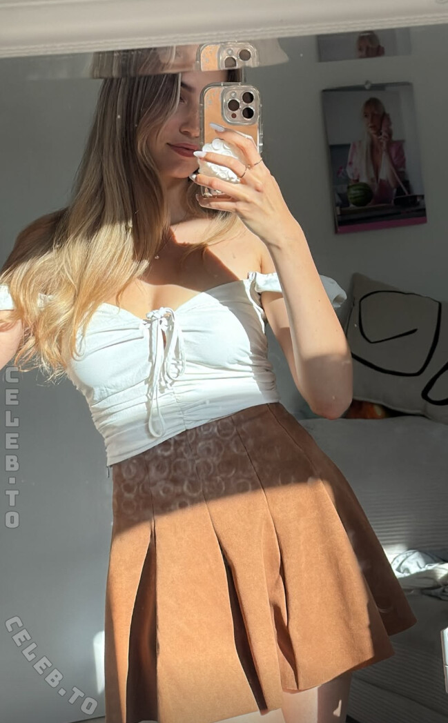 Yonca nude photo 1