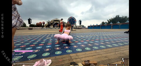 Yonca – Tight leggings in the last IRL stream