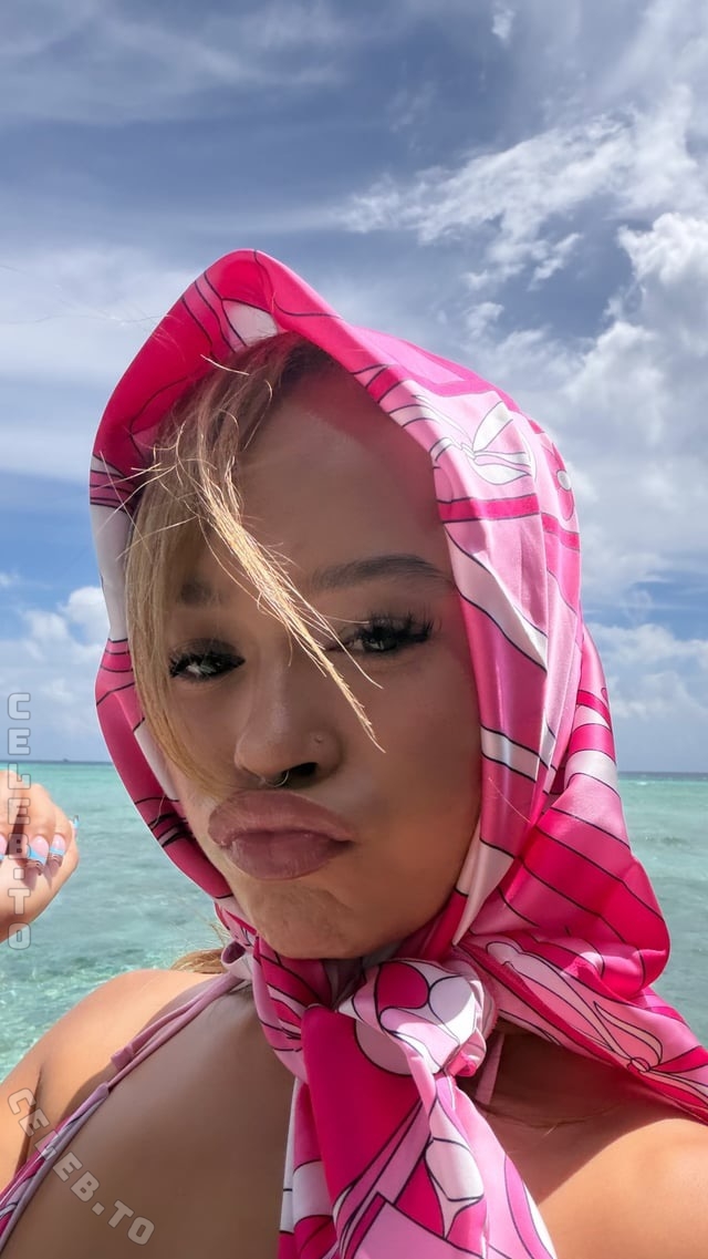 Yonna Jay nude photo 4