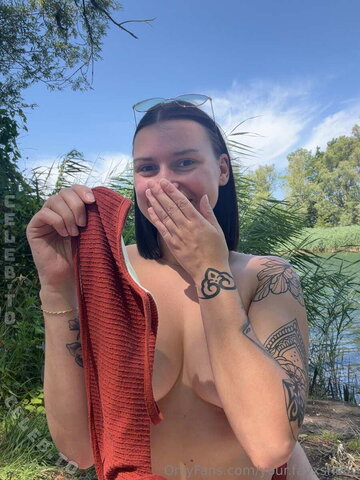 Yourfavxshelly nude photo 5