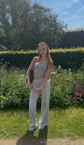 Yourgirl_Romy – Help me with moving out? 🤭