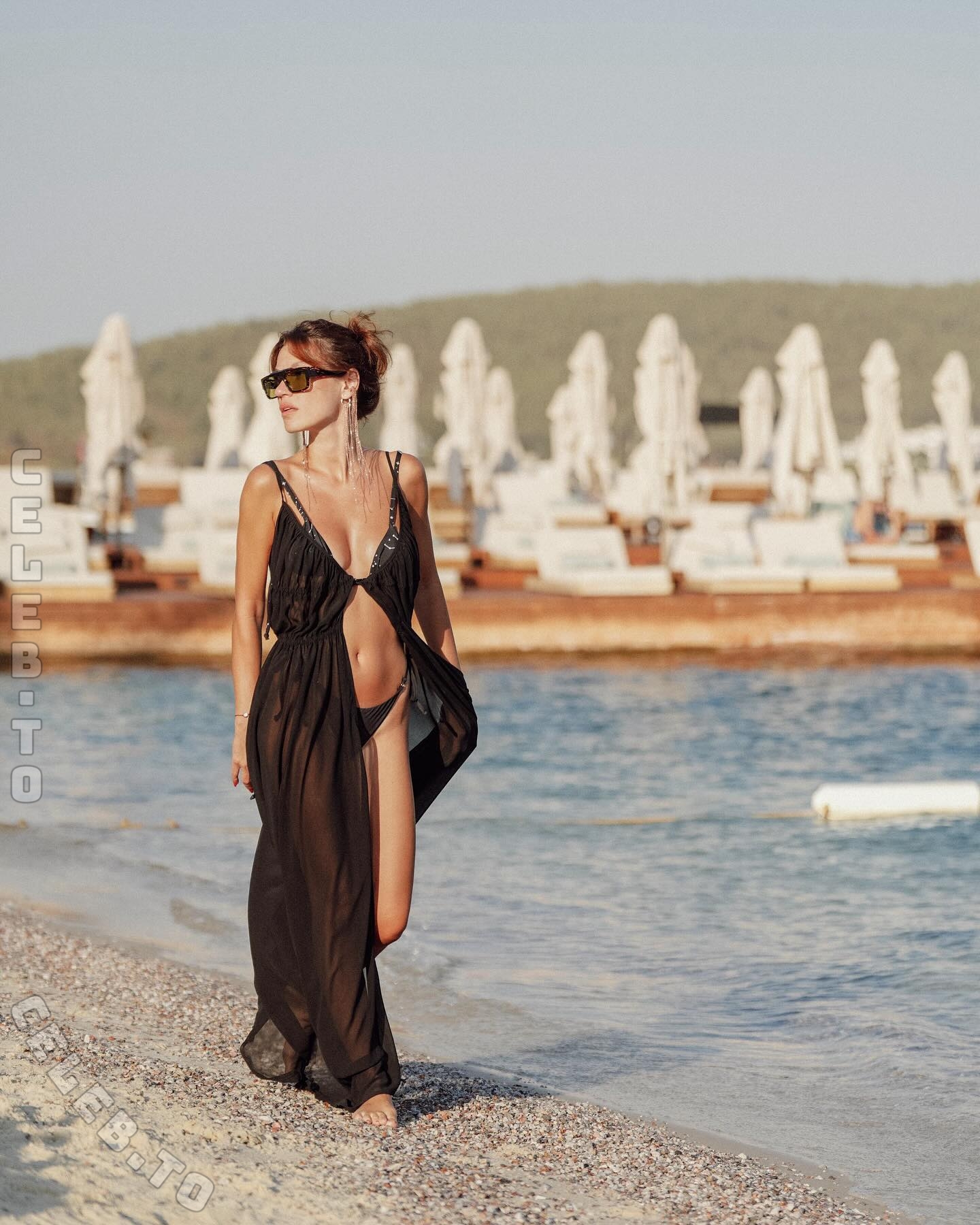 Yüsra Geyik nude photo 2
