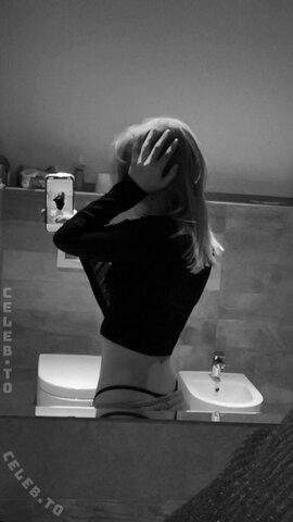 Yukistarxyz nude photo 4