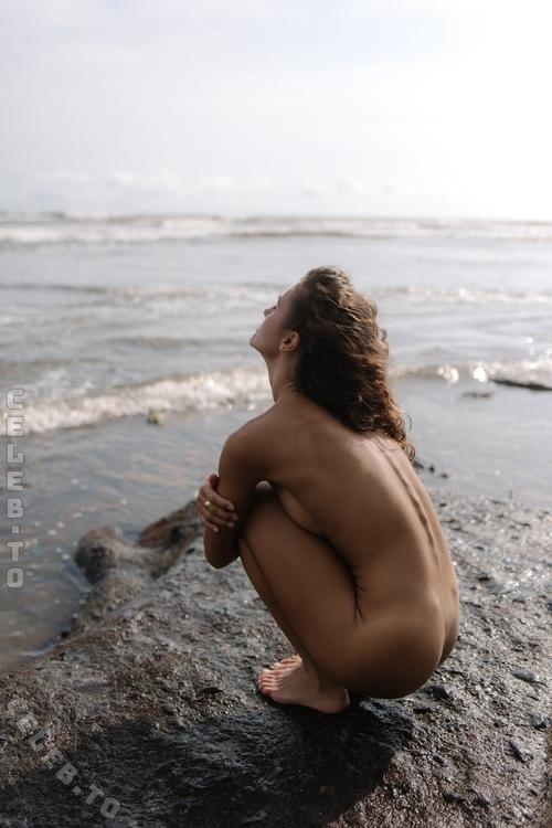 Yuliya Lazarenko nude photo 6