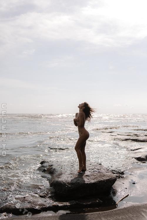 Yuliya Lazarenko nude photo 8