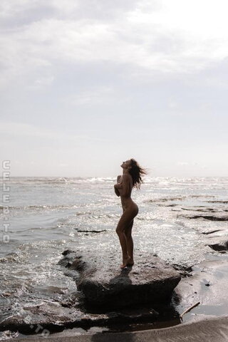 Yuliya Lazarenko nude photo 10
