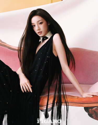 YUQI nude photo 14