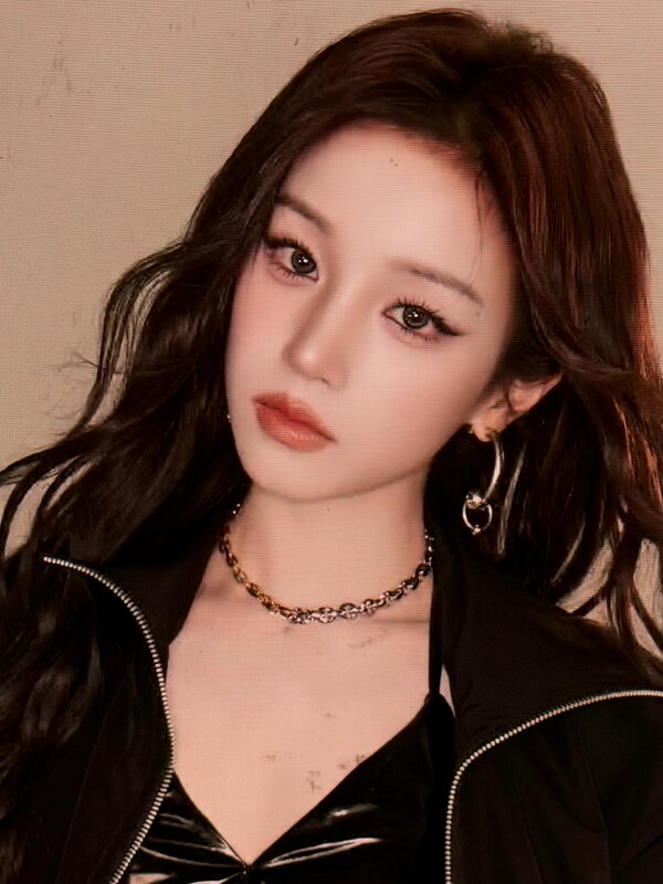 YUQI nude photo 5