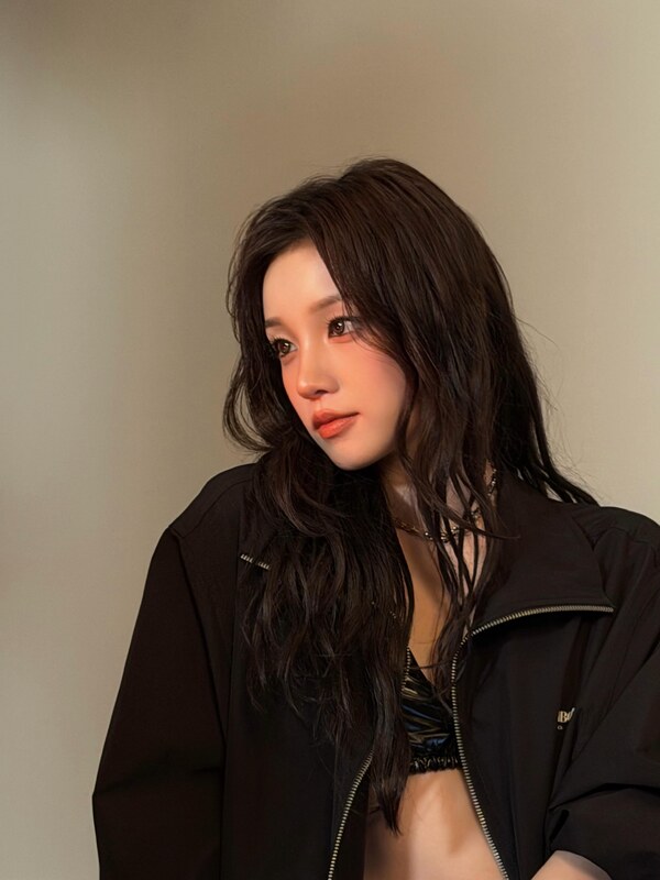 YUQI nude photo 6