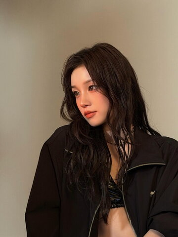 YUQI nude photo 10