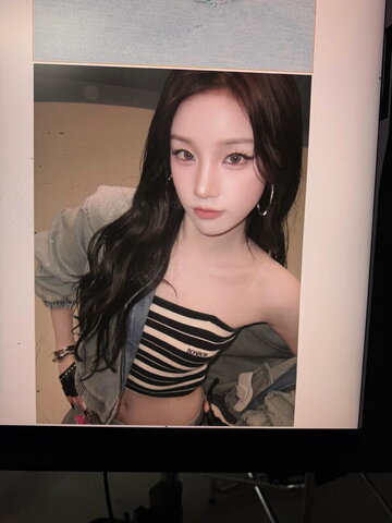 YUQI nude photo 5