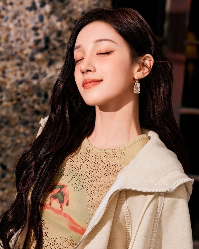 YUQI nude photo 4