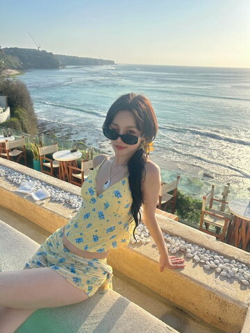 YUQI Hot (19 photos)