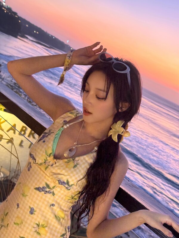 YUQI nude photo 6