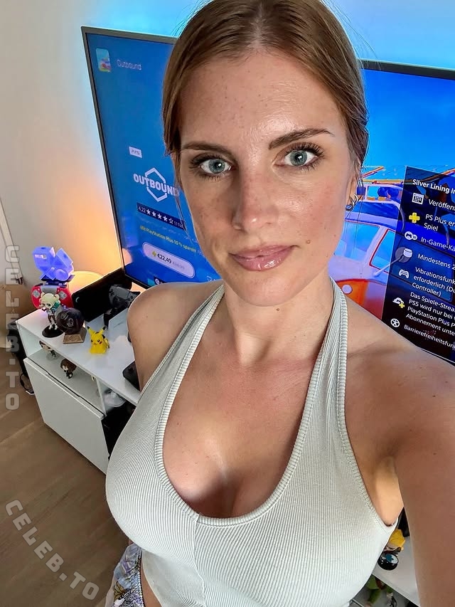 Yve.gaming nude photo 1