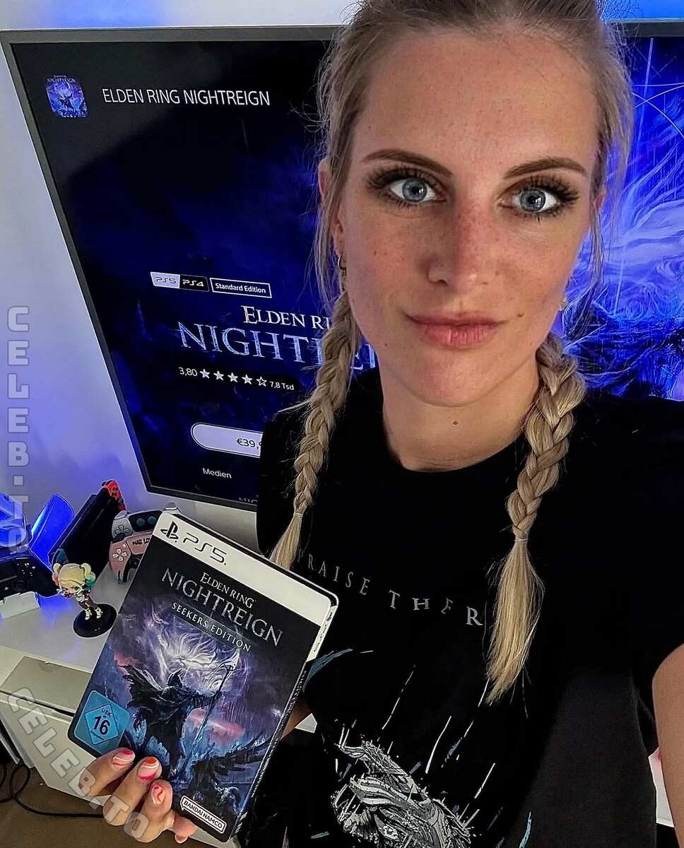 Yve.gaming nude photo 4
