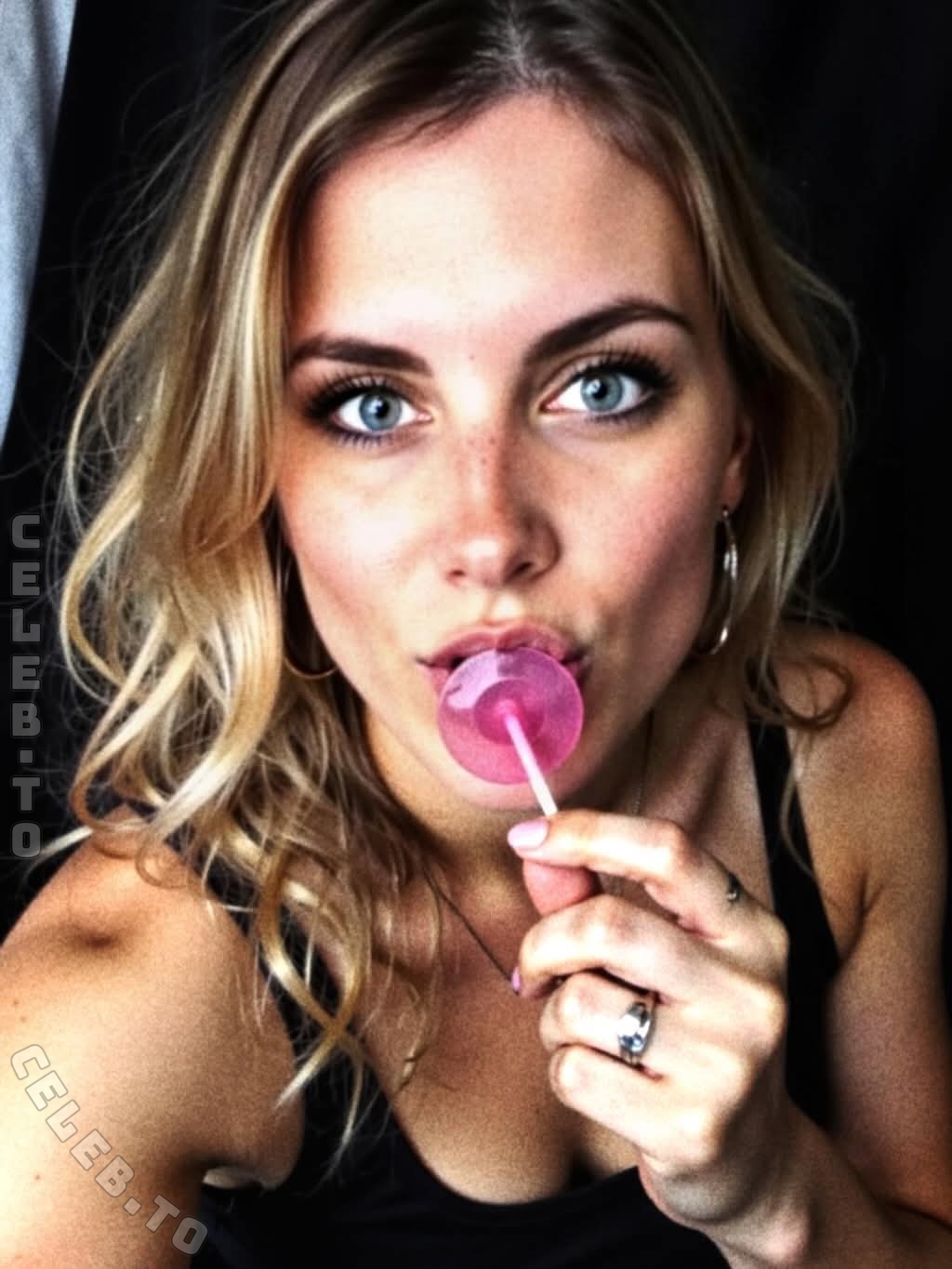 Yve.gaming nude photo 4