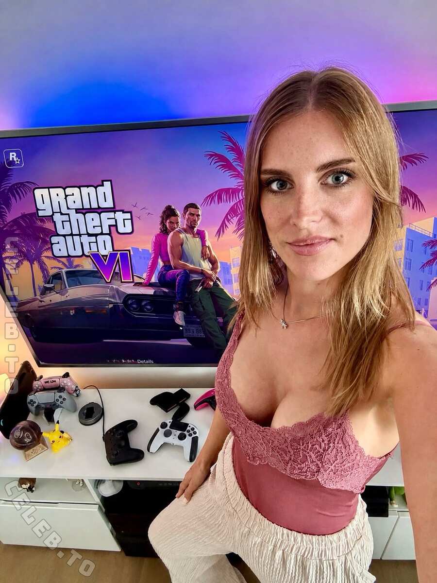 Yve.gaming nude photo 1