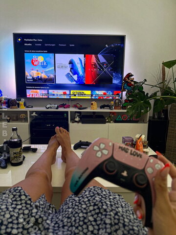Yve.gaming nude photo 4