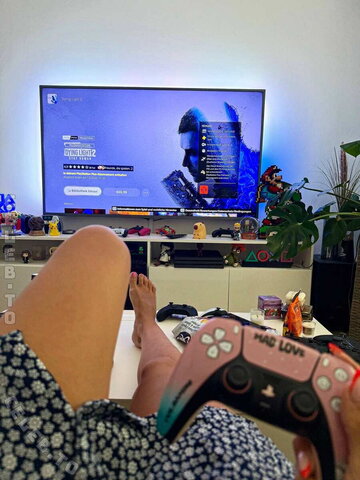 Yve.gaming nude photo 3