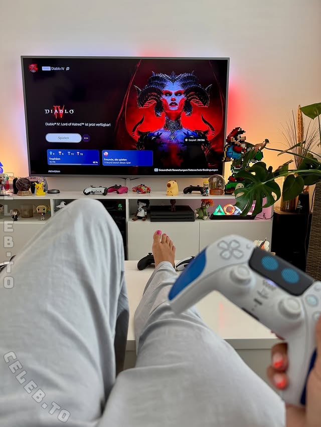 Yve.gaming nude photo 2