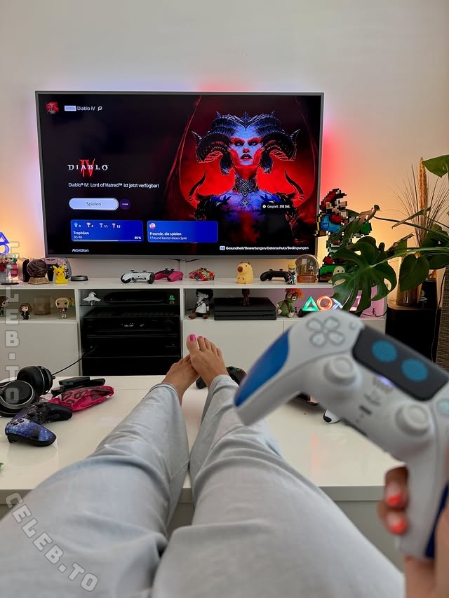 Yve.gaming nude photo 3