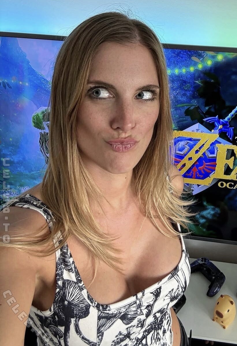 Yve.gaming nude photo 2