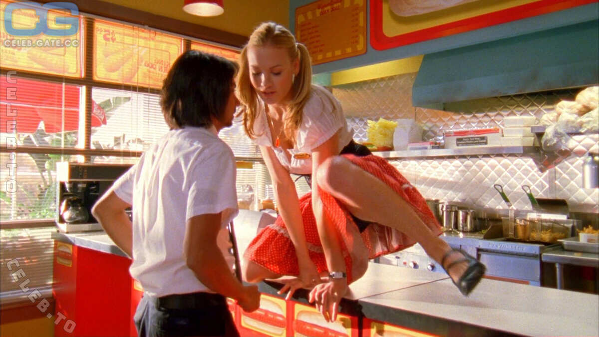 Yvonne Strahovski nude photo 2
