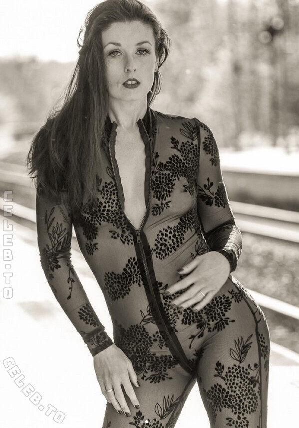 Yvonnesalterego nude photo 8