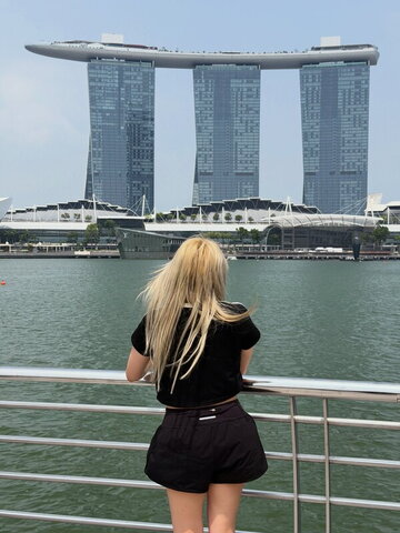 Yvonnie New (9 photos)