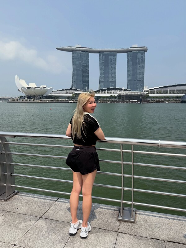 Yvonnie nude photo 4
