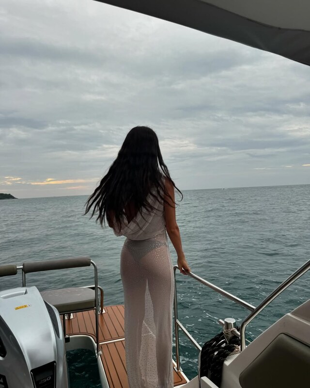 Zaira Nara nude photo 3