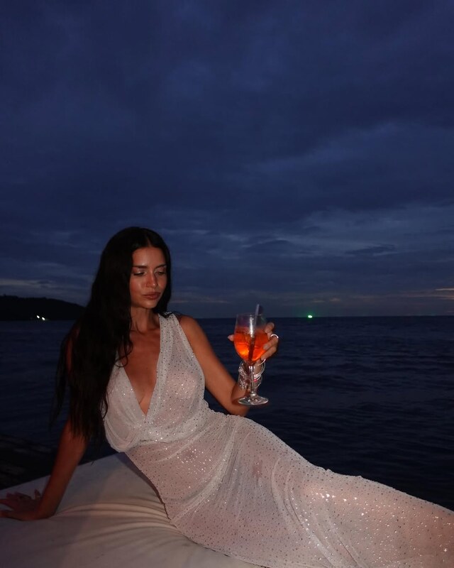 Zaira Nara nude photo 5