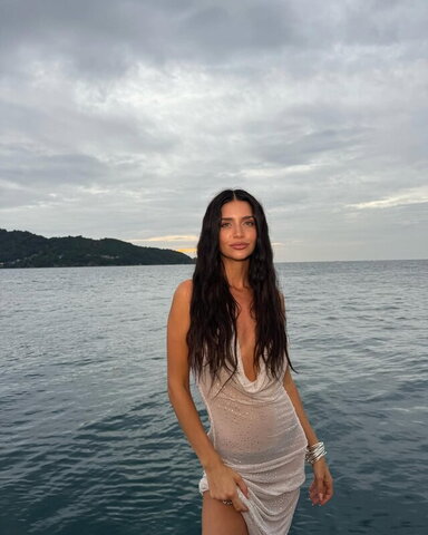 Zaira Nara nude photo 6