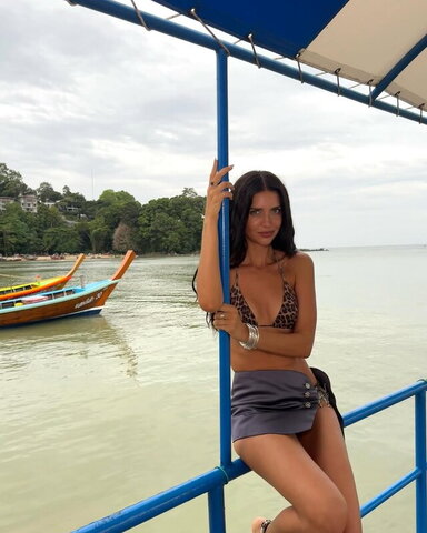 Zaira Nara nude photo 20