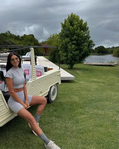 Zaira Nara photo 3