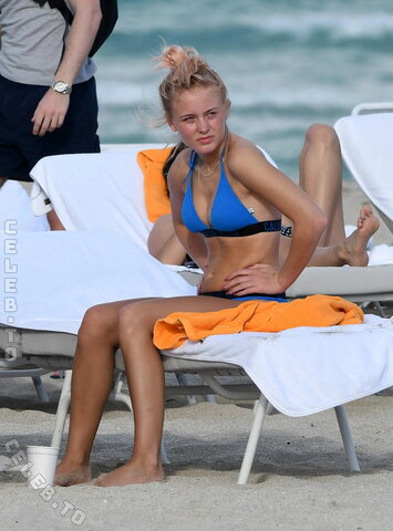 Zara Larsson nude photo 60