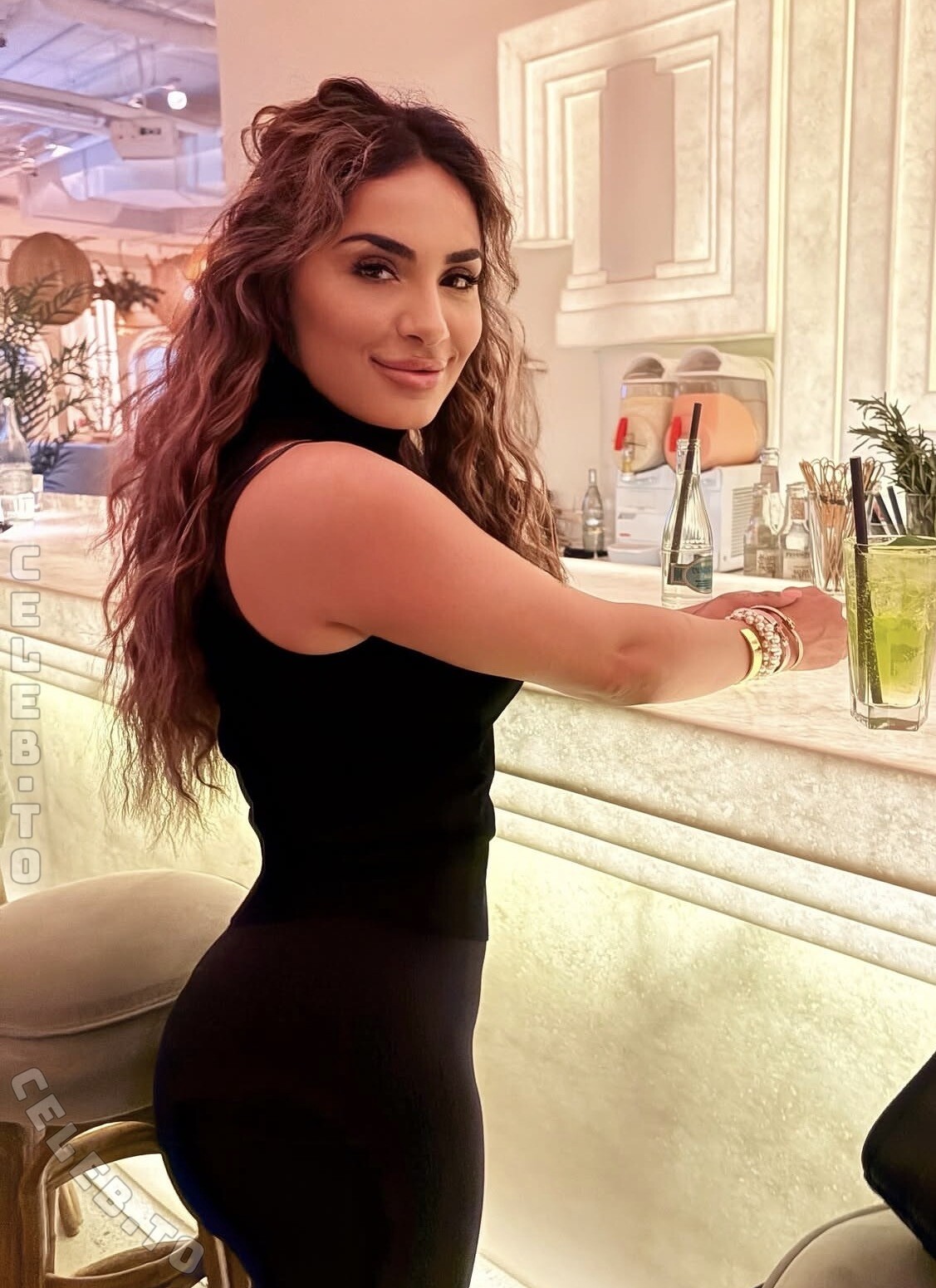 Zemine nude photo 2