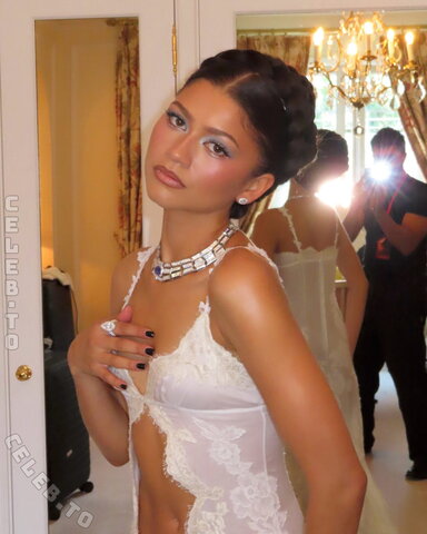 Zendaya nude photo 30
