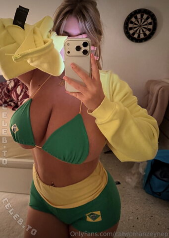 Zeynep Hot (1 photo)