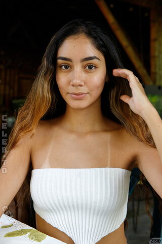 Zishy nude photo 31