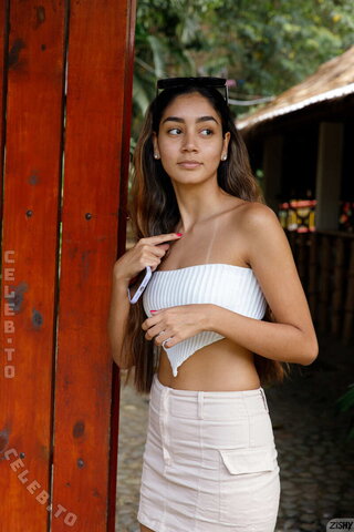 Zishy nude photo 18