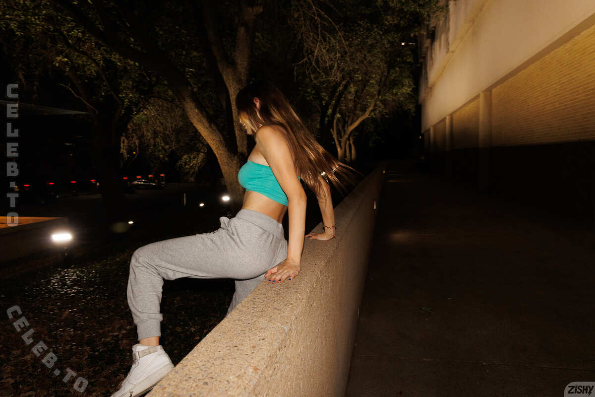 Zishy nude photo 20