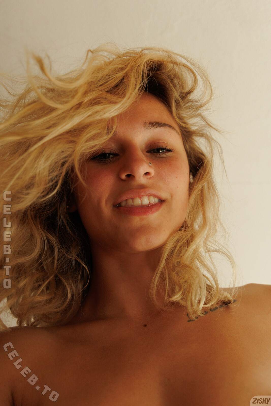 Zishy nude photo 3